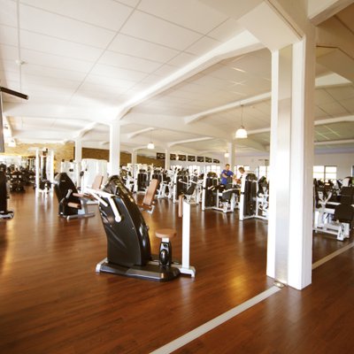 Krafttraining Geräte im Fitnessstudio